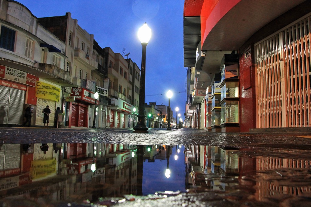 Foto do calçadão depois de um dia chuvoso e após o fechamento das lojas