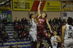 Lance do jogo entre NBPG e ADRM Maringá