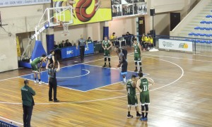 Momento em que jogador da Fênix arremessava durante a partida