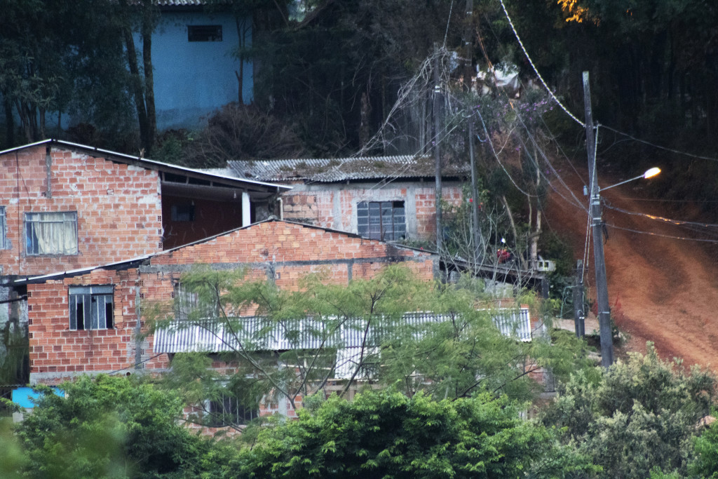 Casas em área de risco no Jardim Maracanã, em Ponta Grossa