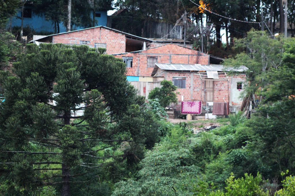 "Famílias em situação de precariedade social e econômica que acabam vendo os assentamentos precários como uma estratégia de sobrevivência"