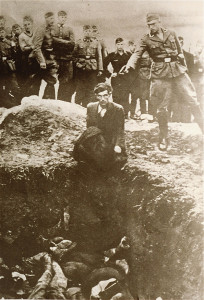 Membros do Einsatzgruppen, subordinados às SS, matando civis (Foto: Encyclopedia Britannica)