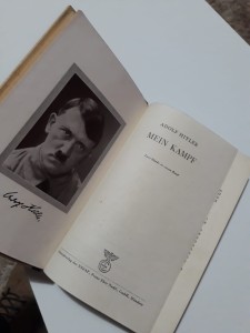 Livro de Hitler, das primeira edições, vendido na Internet