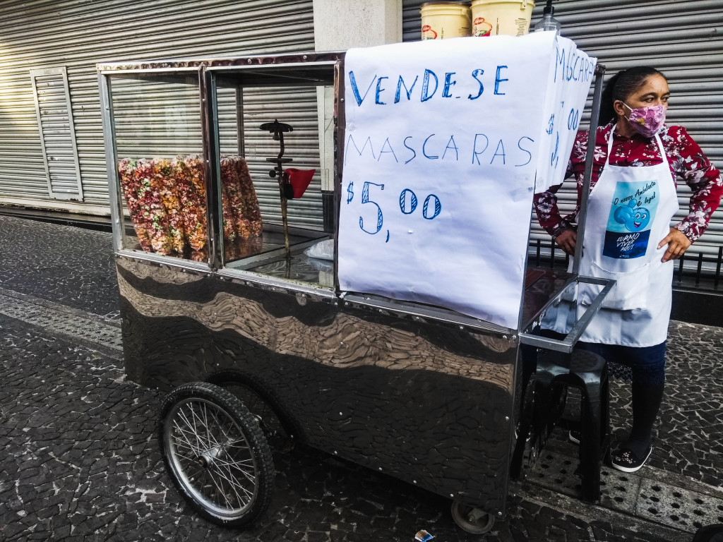 Foto 2 - Ester Diniz teve que improvisar, vendendo máscaras para conseguir renda.