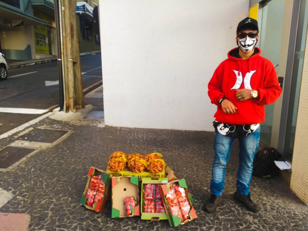 Foto 3 - Após ficar desempregado na pandemia, Douglas vende pinhão e morangos como trabalhador autônomo