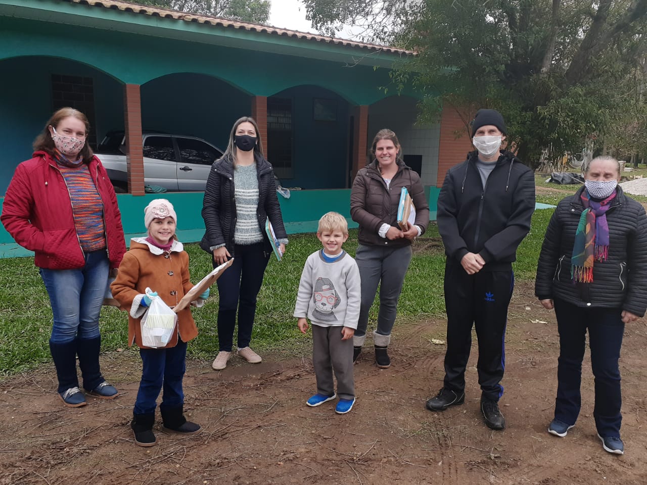 capa 2 Professores fazendo a entrega de atividades para os alunos das escolas rurais