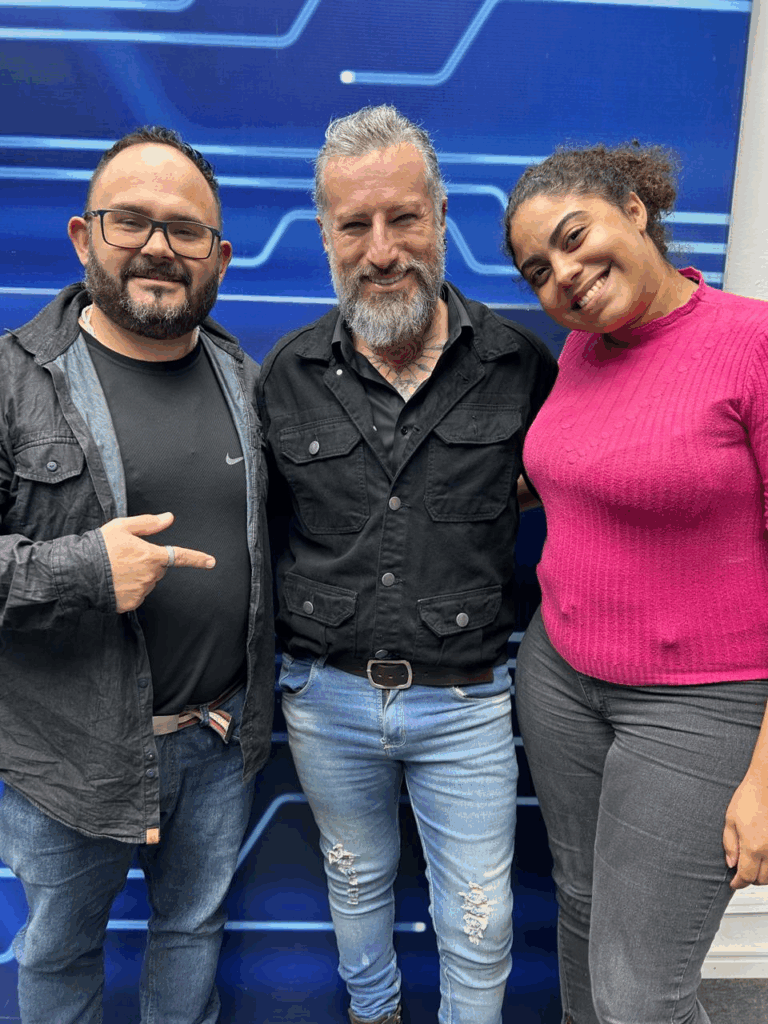 Influenciador Galã do Amor, e alunos do curso de jornalismo do lado direto Ana Júlia Cardoso e do lado esquerdo Júlio Cesar